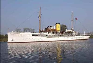 delphine yacht charter